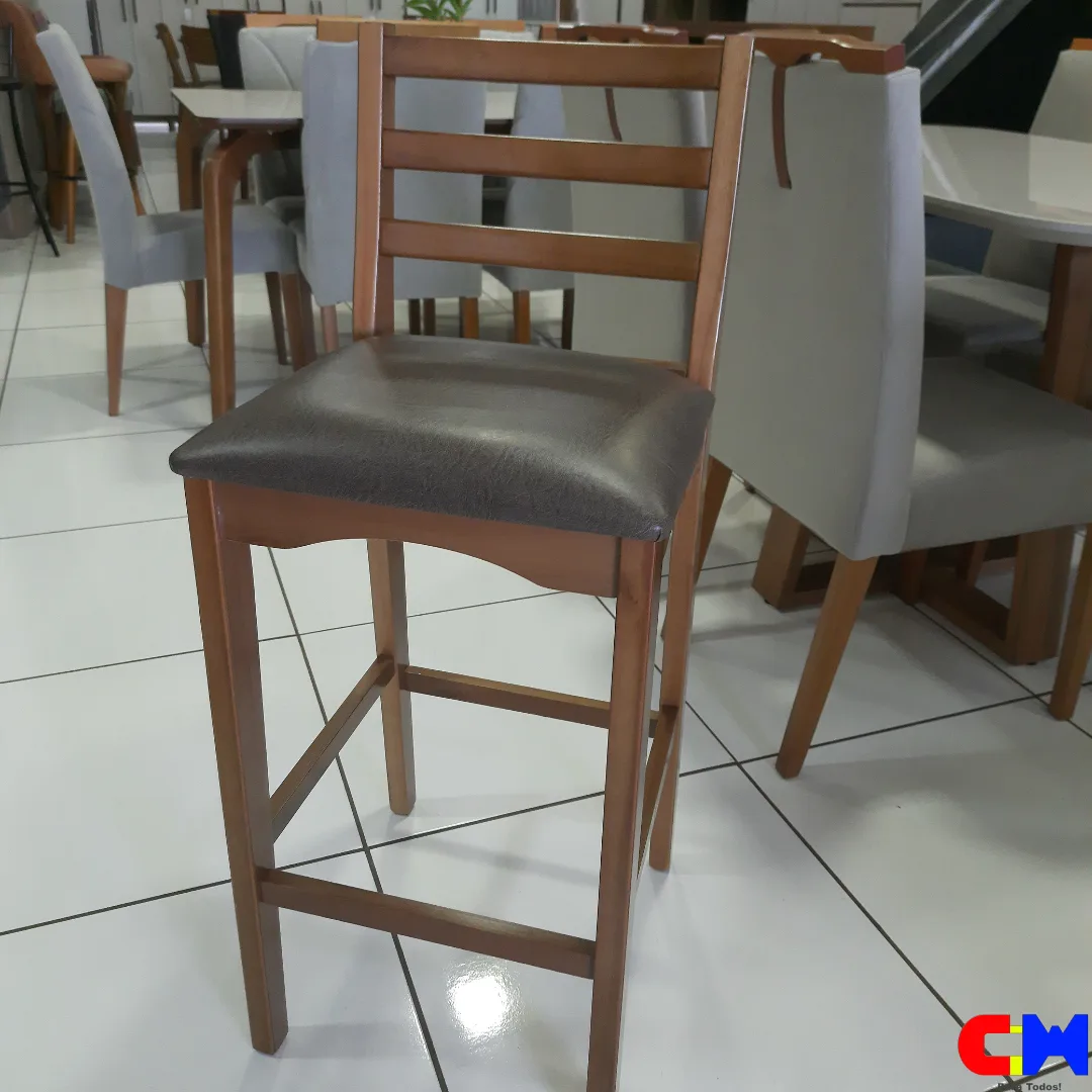Banqueta Alta de Madeira com Encosto Ripado e Assento em Courino Positano